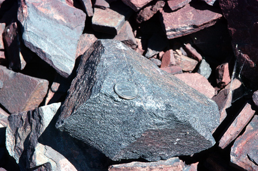 iron-ore-closeup.jpg (128518 bytes)