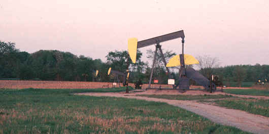 oil-wells-in-row.jpg (68086 bytes)